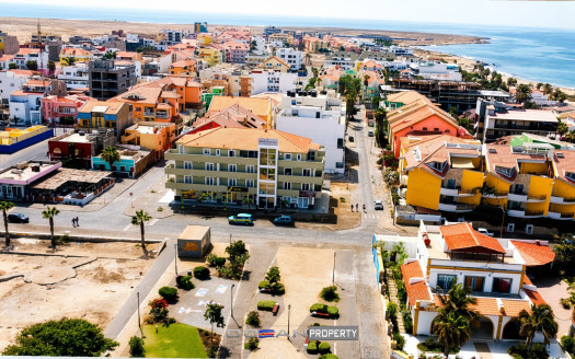 BRIGHT 1 BEDROOM APARTMENT JUST STEPS FROM THE BEACH